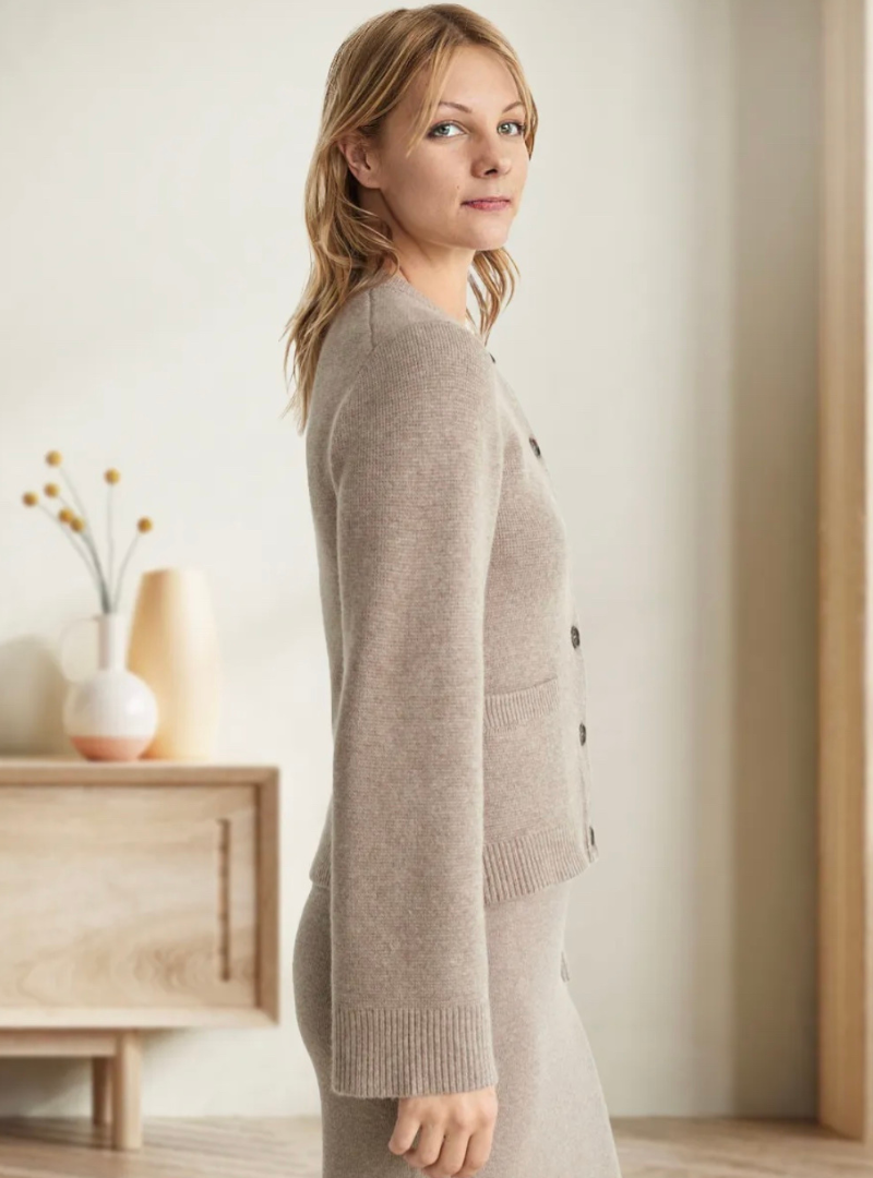 Ava - Gilet Doux Boutonné – Chaleur et Style