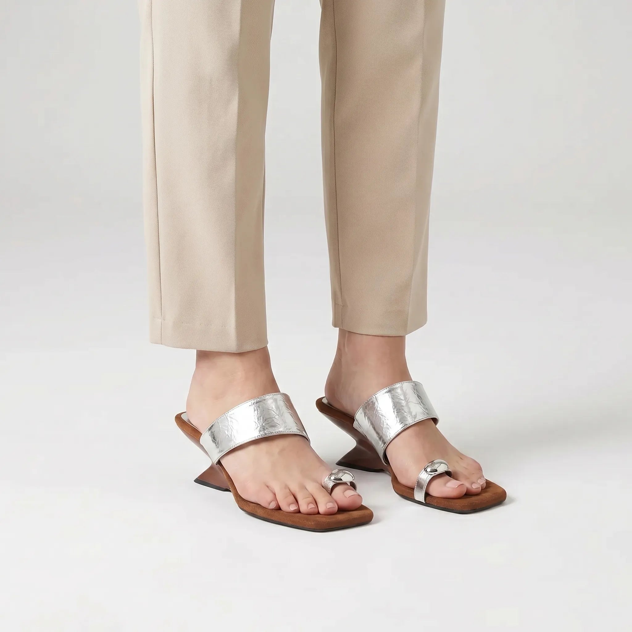 Elegante Sleehak Mule Met Metalen Detail | Navando