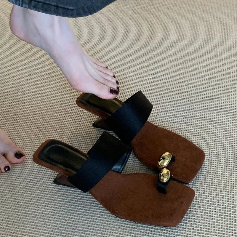 Elegante Sleehak Mule Met Metalen Detail | Navando
