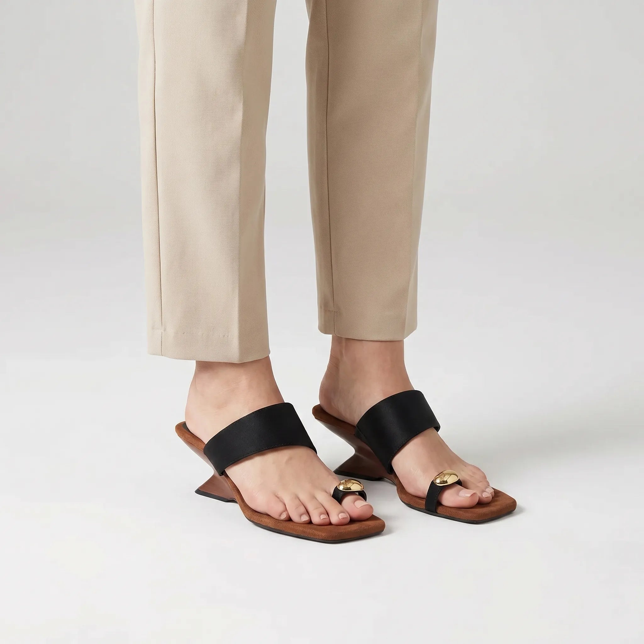 Elegante Sleehak Mule Met Metalen Detail | Navando