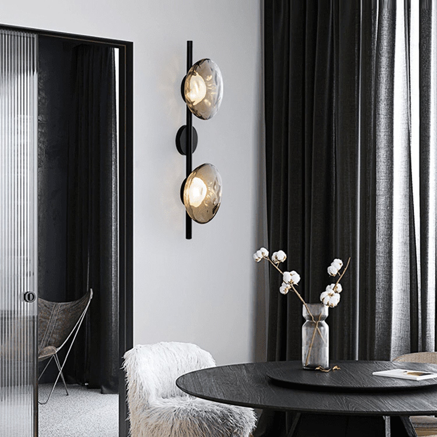 Hugbel | Mondgeblazen glas wandlamp met aluminium frame 4