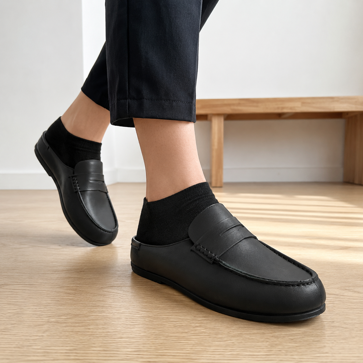 Zwarte heren instap loafers zonder hiel van mat leerlook, gedragen tijdens het lopen binnenshuis