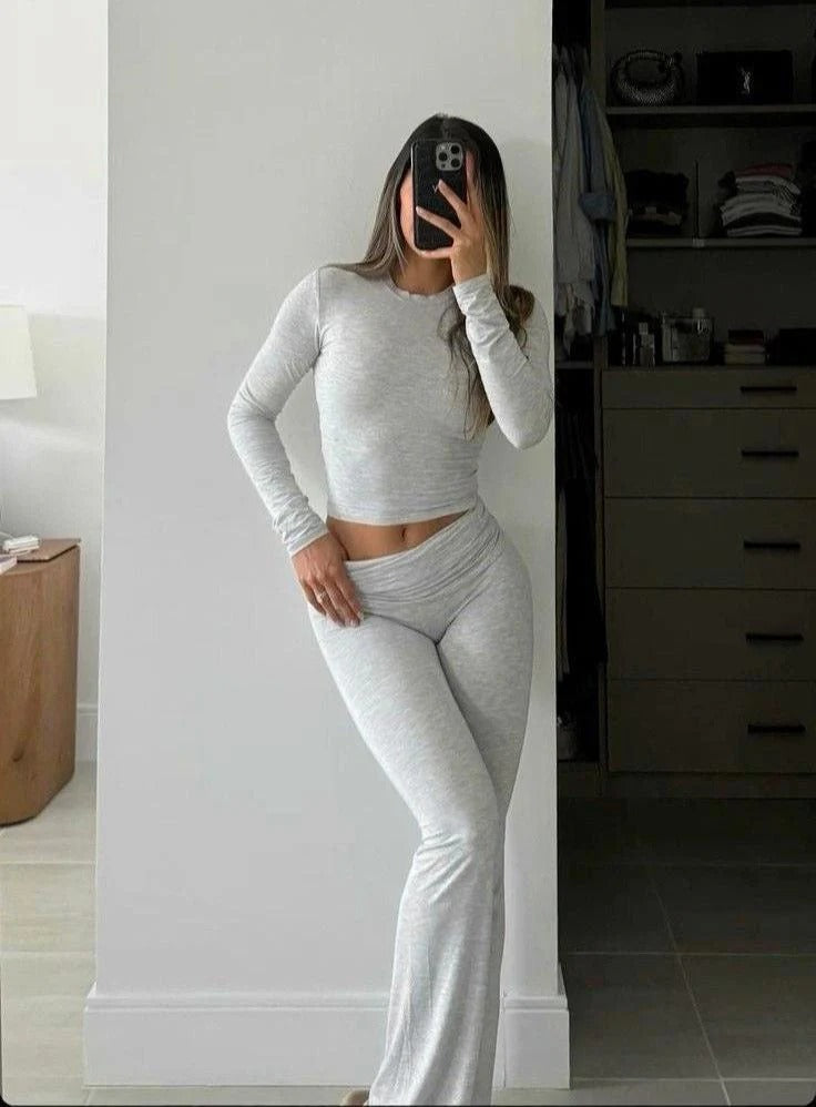 Luna | Gecoördineerde loungewear set met crop-top en uitlopende broek 2