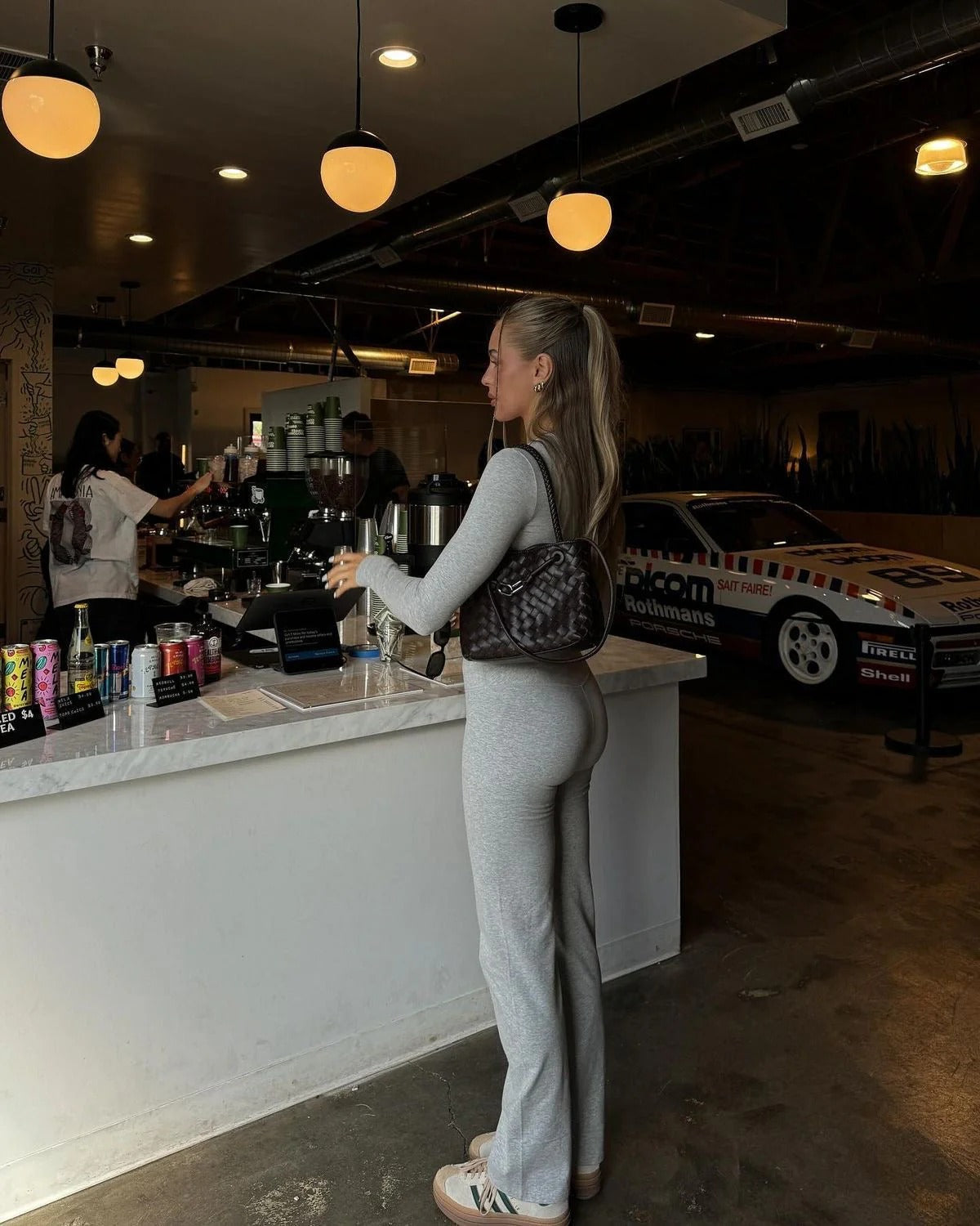 Luna | Gecoördineerde loungewear set met crop-top en uitlopende broek 3