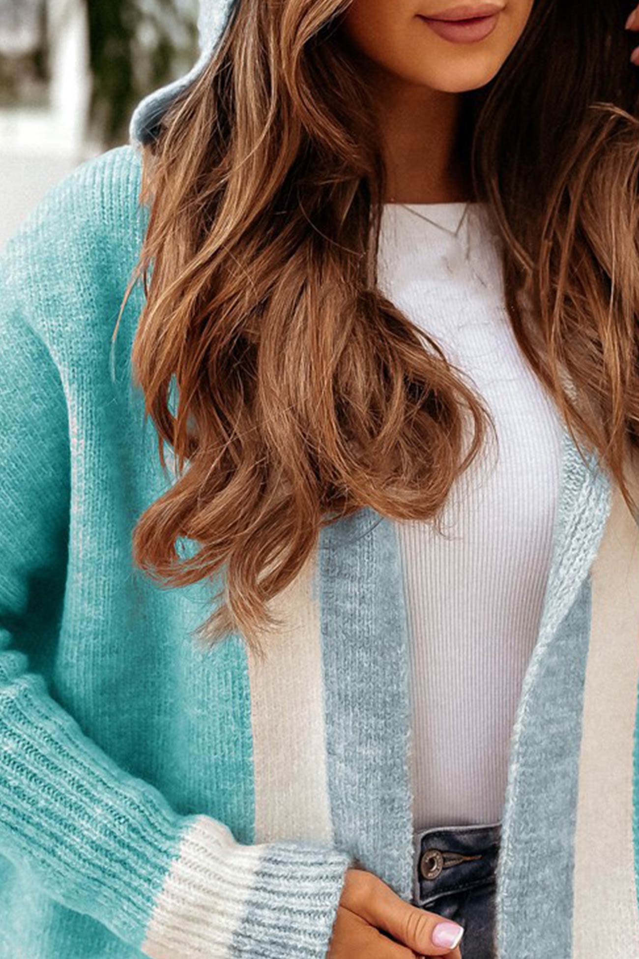 Marie | Lange open vest met capuchon en uniek contrastpatroon 10