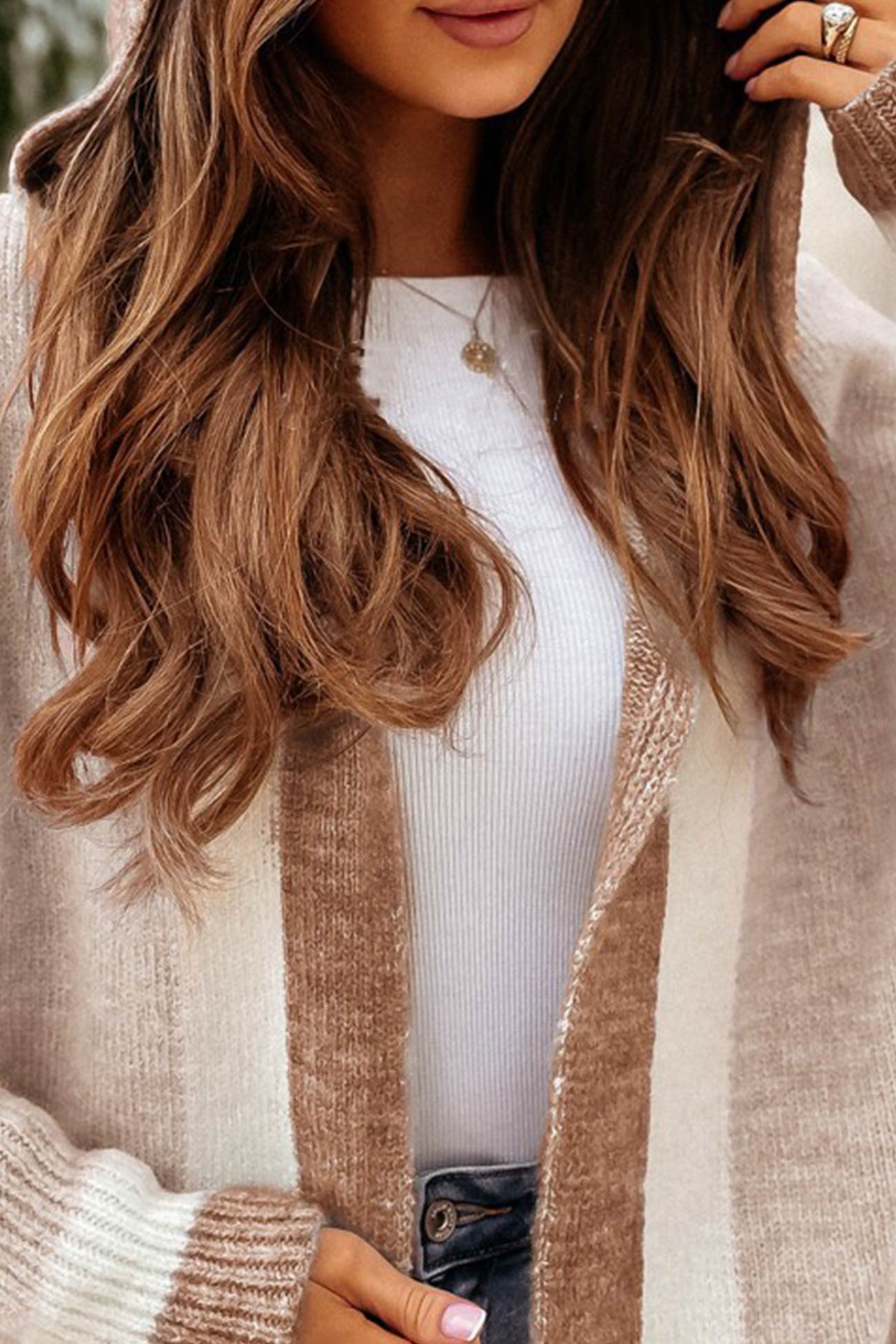 Marie | Lange open vest met capuchon en uniek contrastpatroon 12