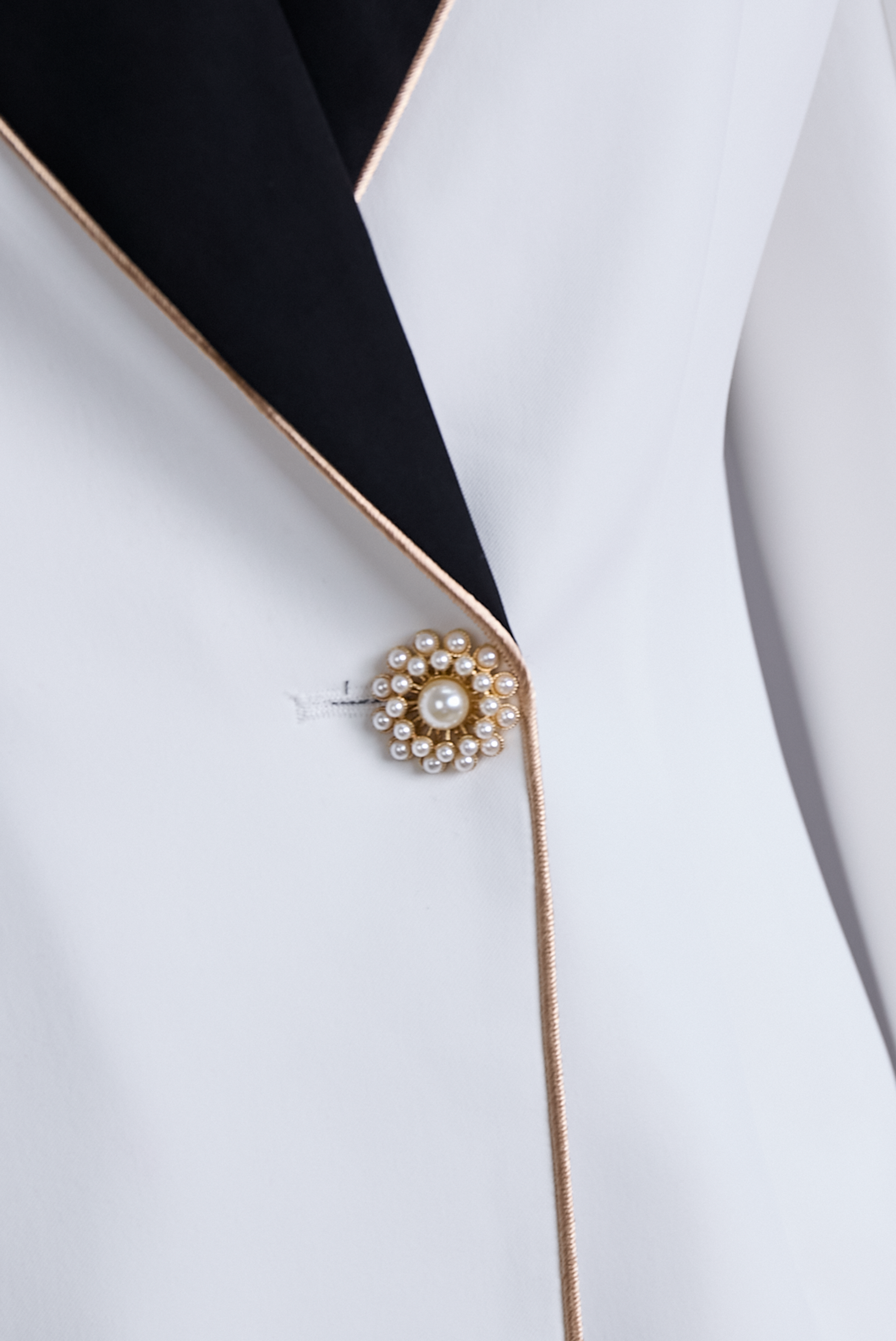 Mooyius | Asymmetrische blazer met zwarte accenten 5