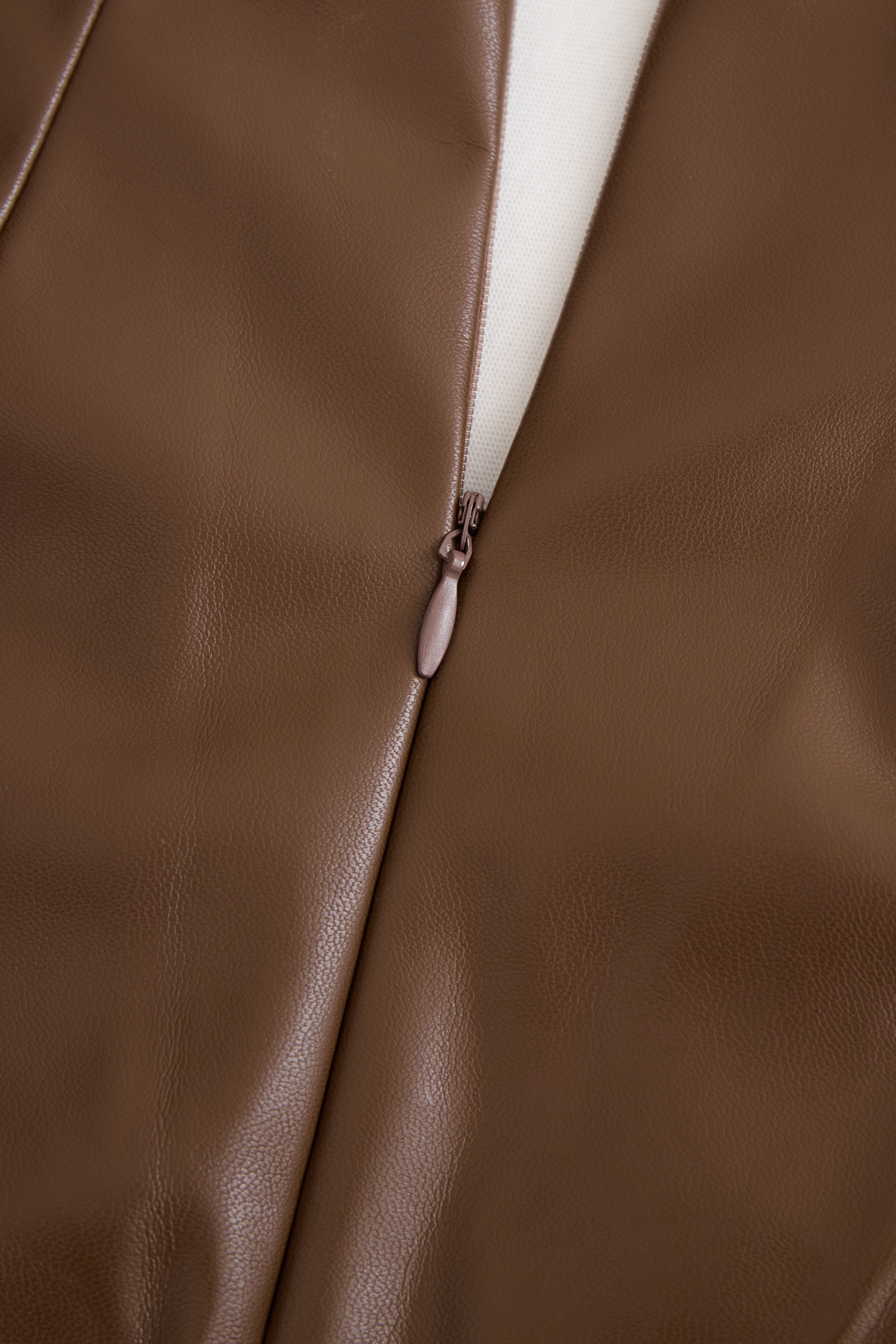 Mooyius | Faux leather bodycon jurk met V-hals 6
