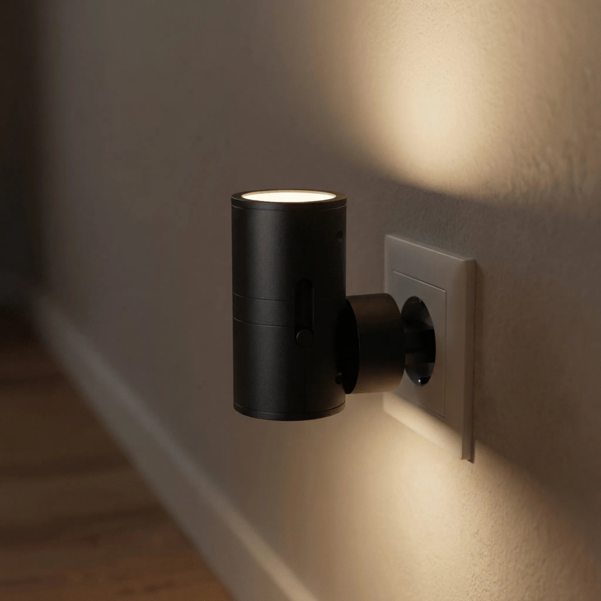 Navando | Dimbare LED Stekkerlamp Met Lichtsensor