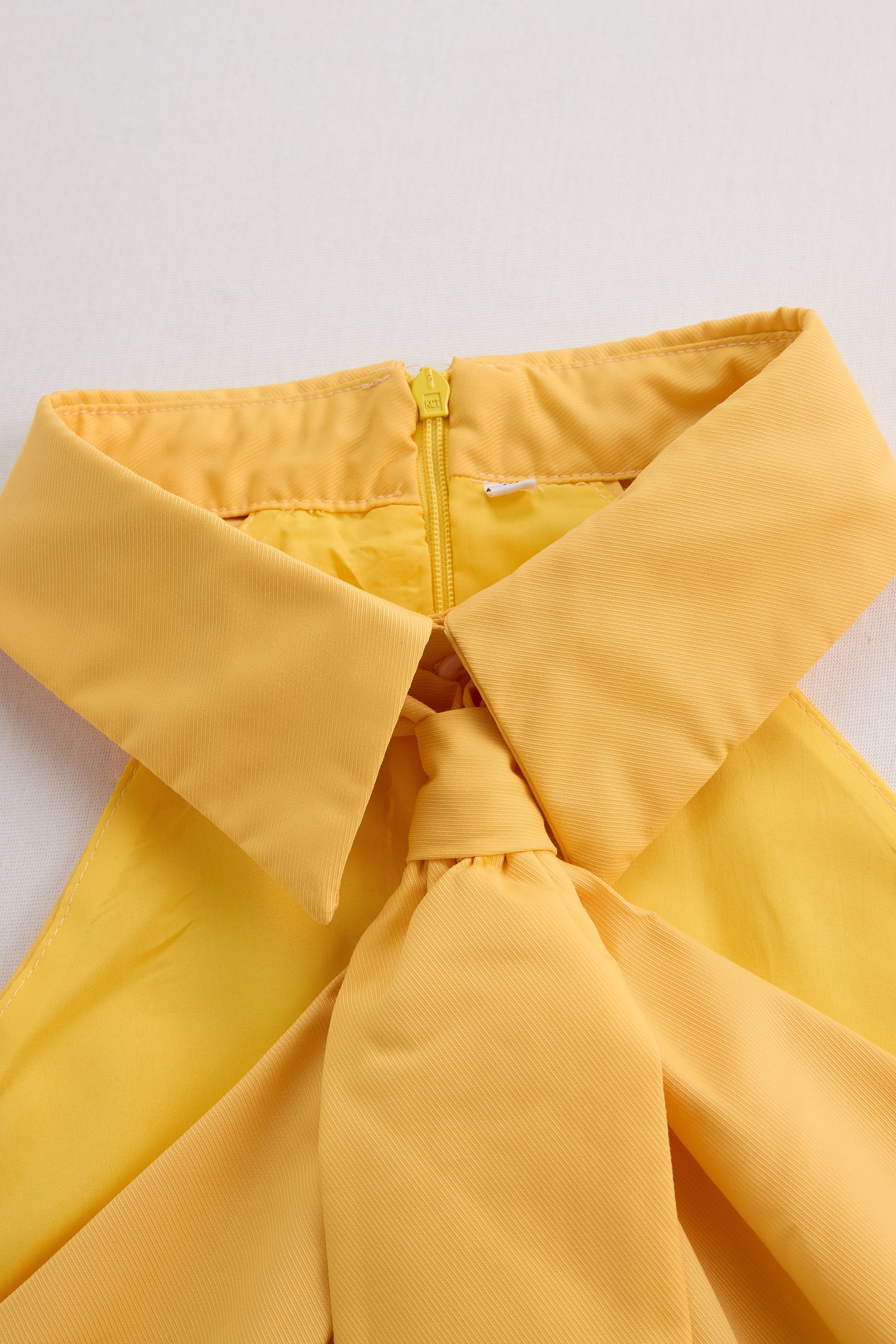 Navando | Mouwloze Halter Blouse Met Strikdetail