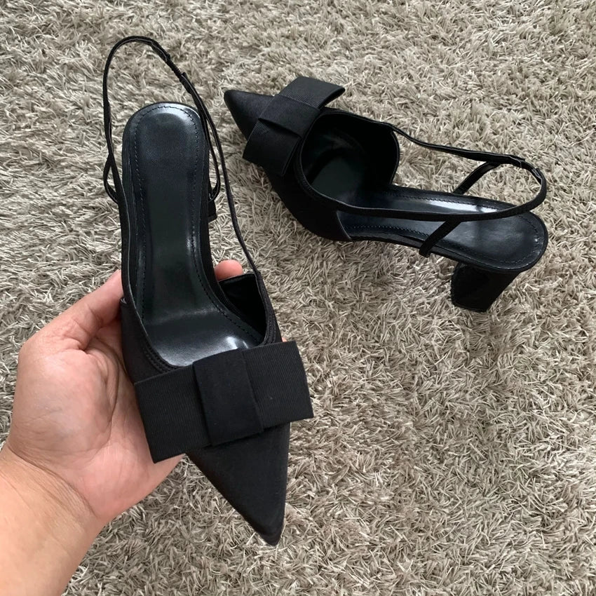 Navando | Spitse Pump Met Vlinderstrikdetail