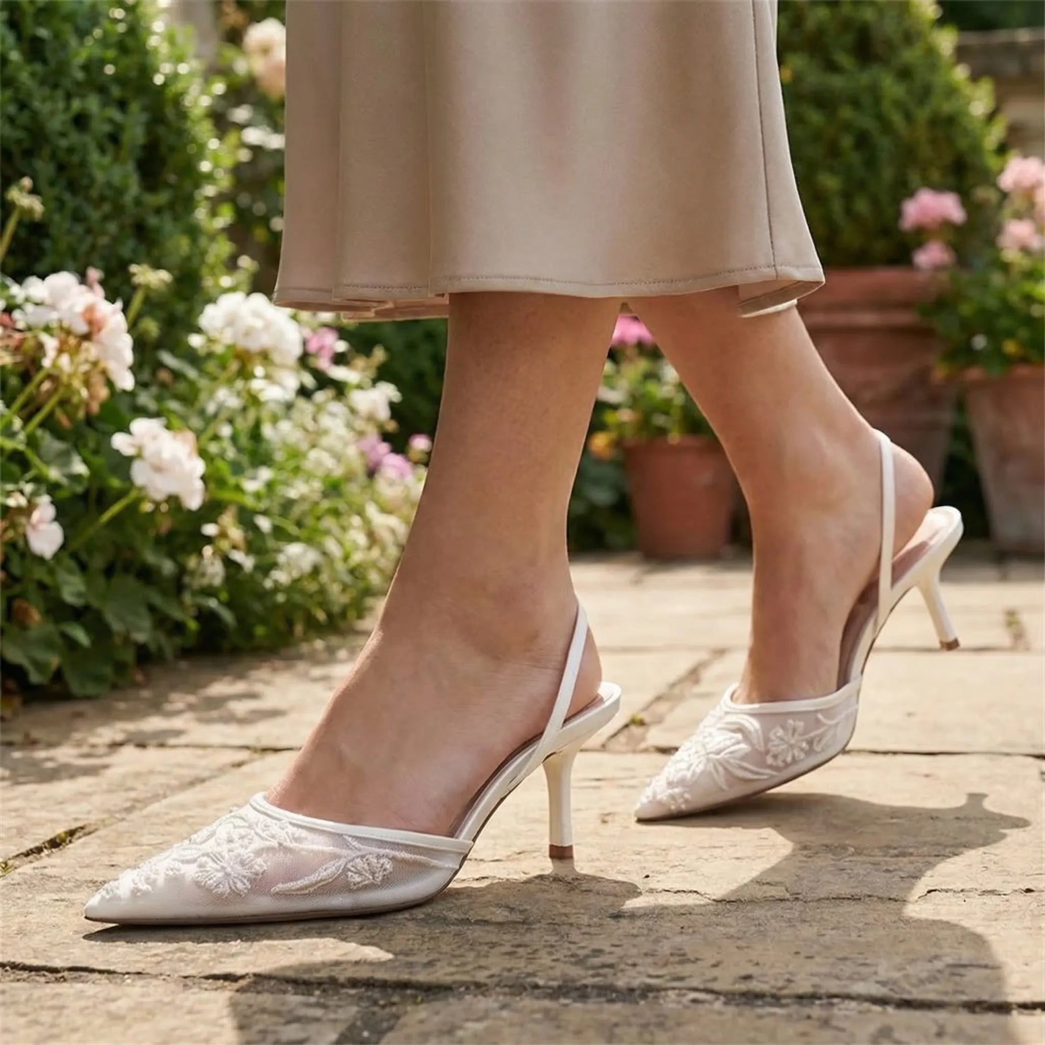Navando | Spitse Slingback Pump Met Bloemborduursel