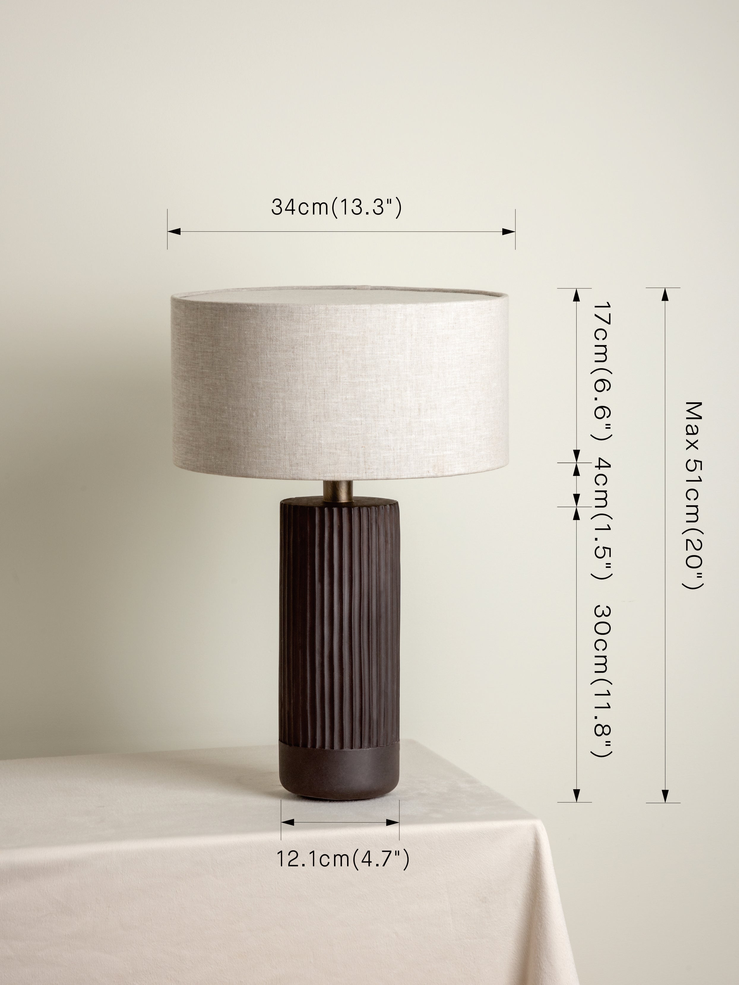 Nitara | Geribbelde betonnen tafellamp met linnen tint 6