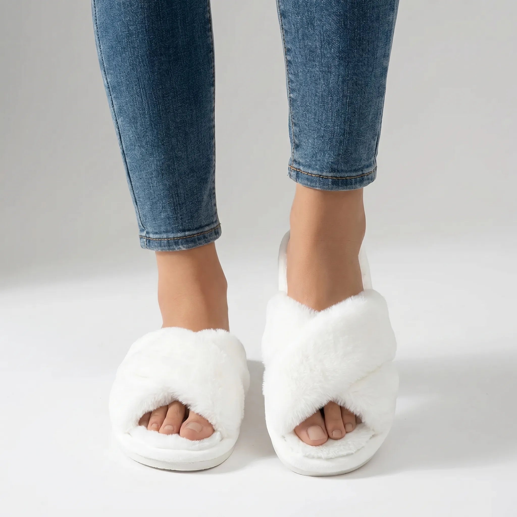 Pluizige Open-Teen Pantoffels Met Kruisband | Navando