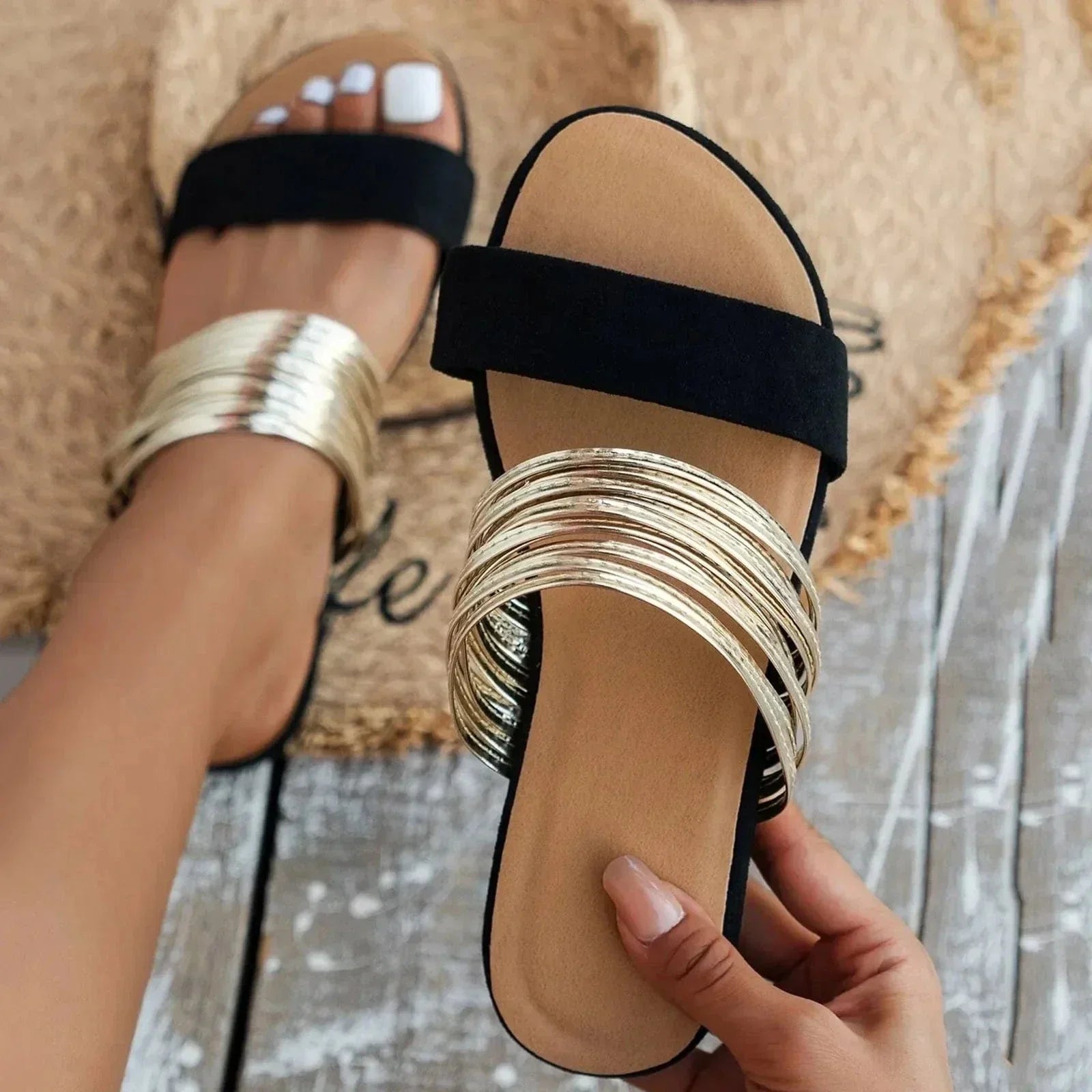 Stijlvolle Instapsandalen met Goudkleurige Banddetails | Navando