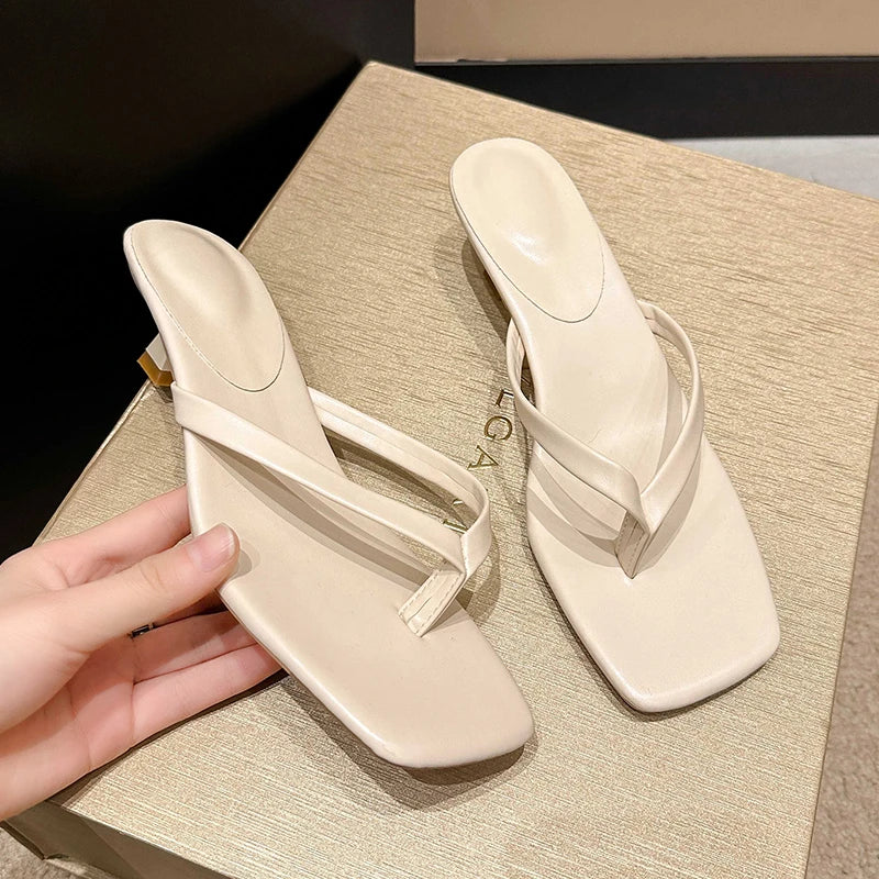 Teenslippers Met Lage Hak En Vierkante Neus | Navando