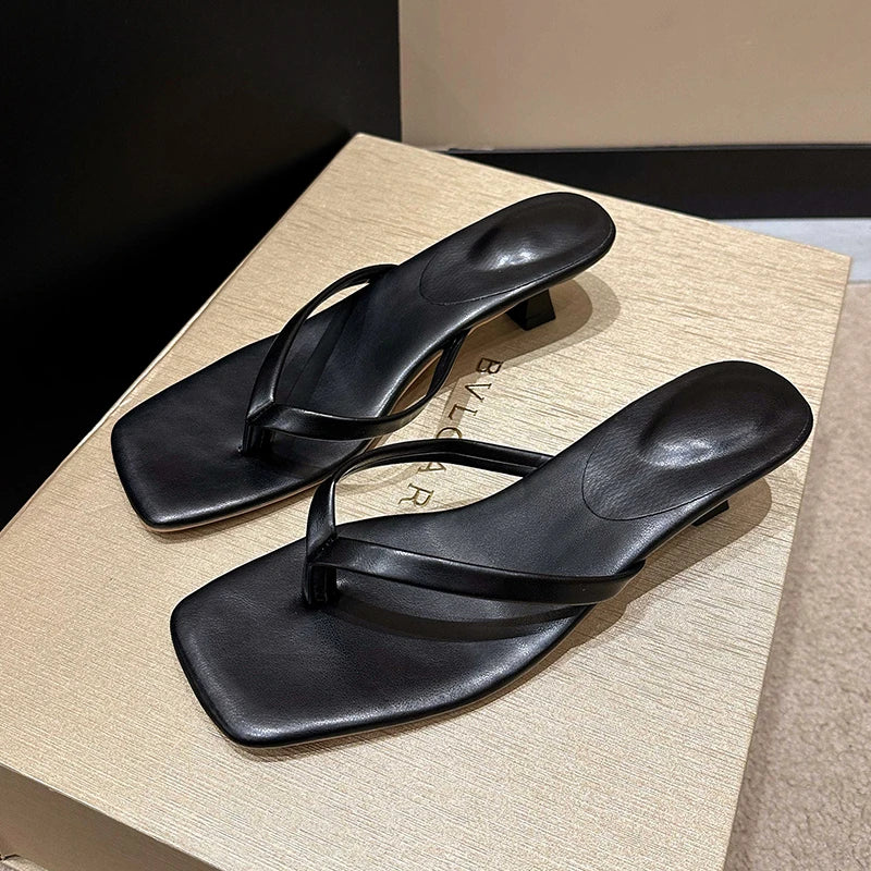 Teenslippers Met Lage Hak En Vierkante Neus | Navando