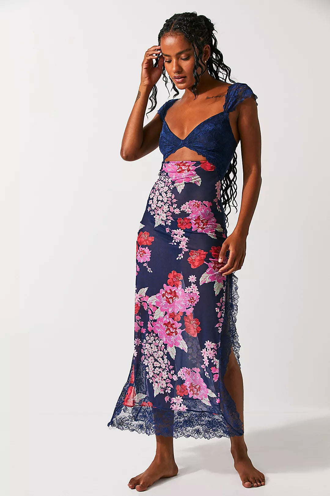 Vivienne | Bloemenprint lange damesjurk met kantaccenten 17