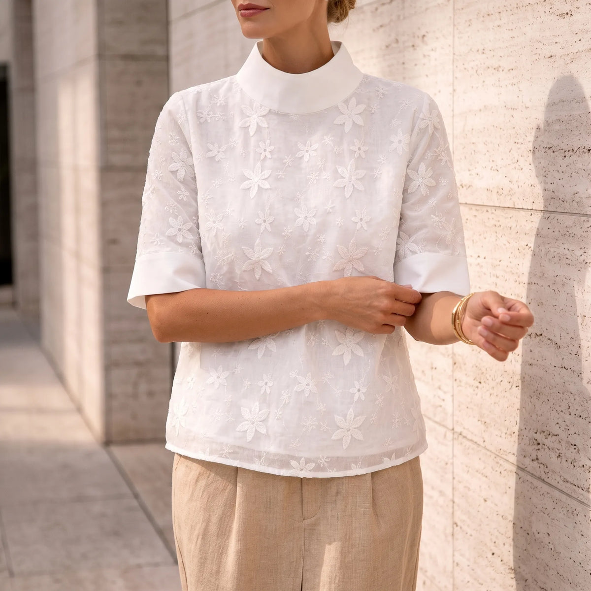 Witte Blouse Met Opstaand Kraagje | Geborduurd
