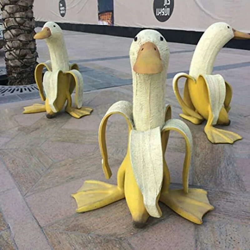 Johan | Grappig tuinbeeld eend met banaan van hars - foto 1