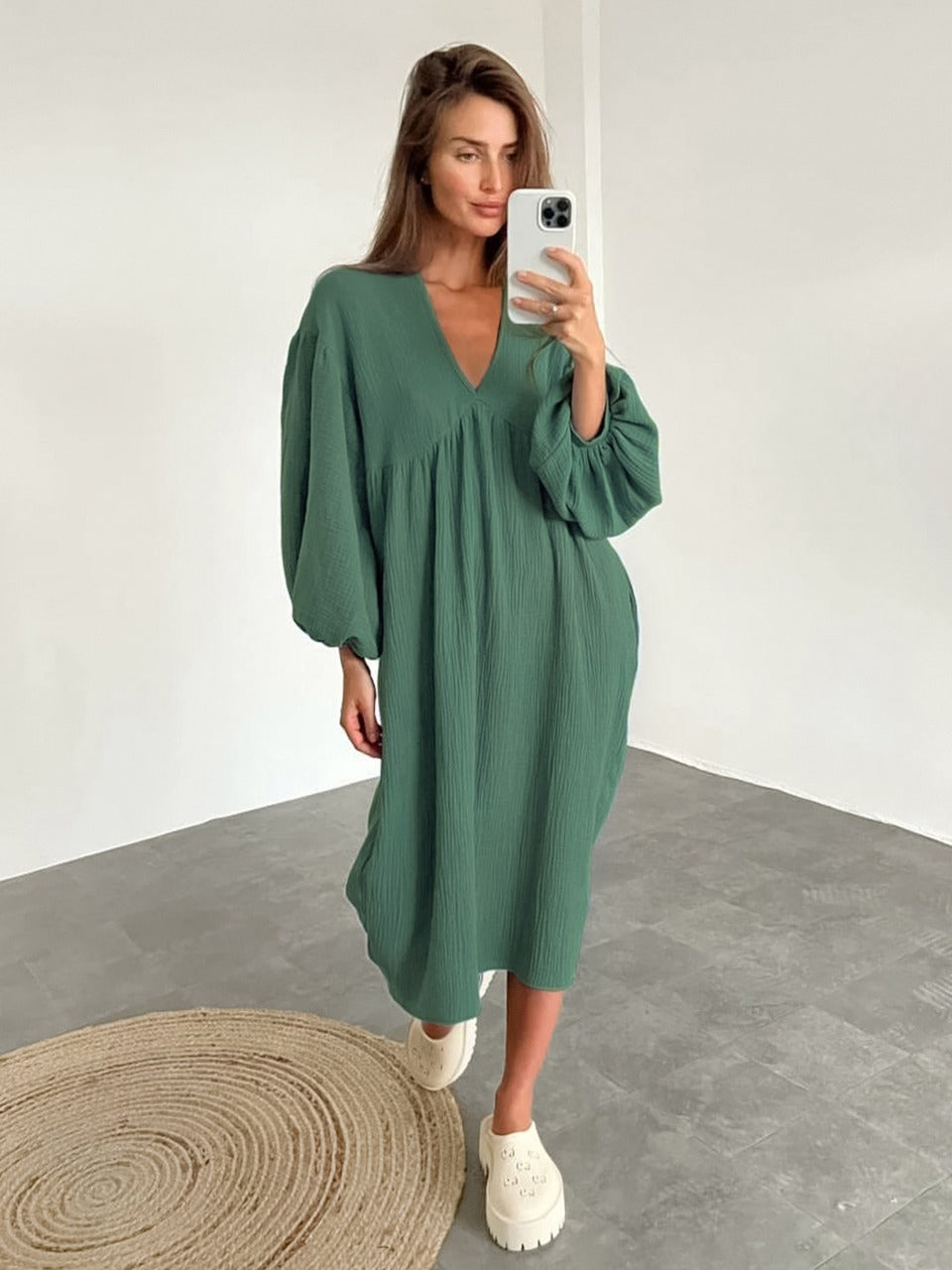 Noor | Midi nachtjurk met V-hals en pofmouwen - Groen