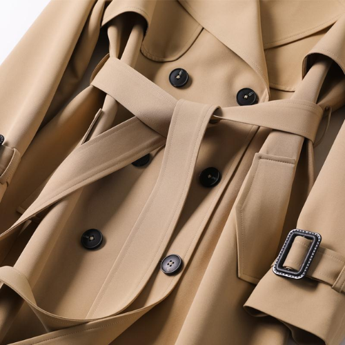 Lange trenchcoat met dubbele rij knopen en riem – elegante damesstijl