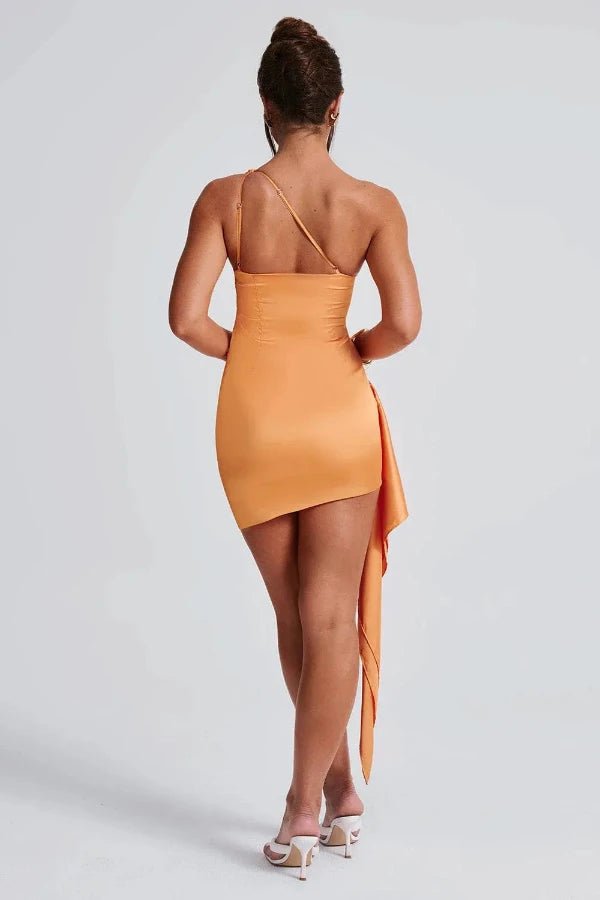 Clover | Satijnen one shoulder mini jurk met asymmetrische zoom 6