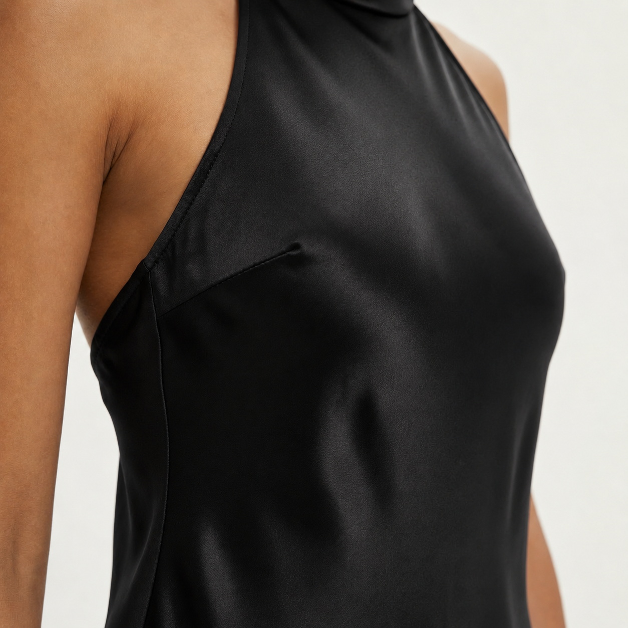 Elegant | Halter satijnen maxi jurk met open rug detail foto