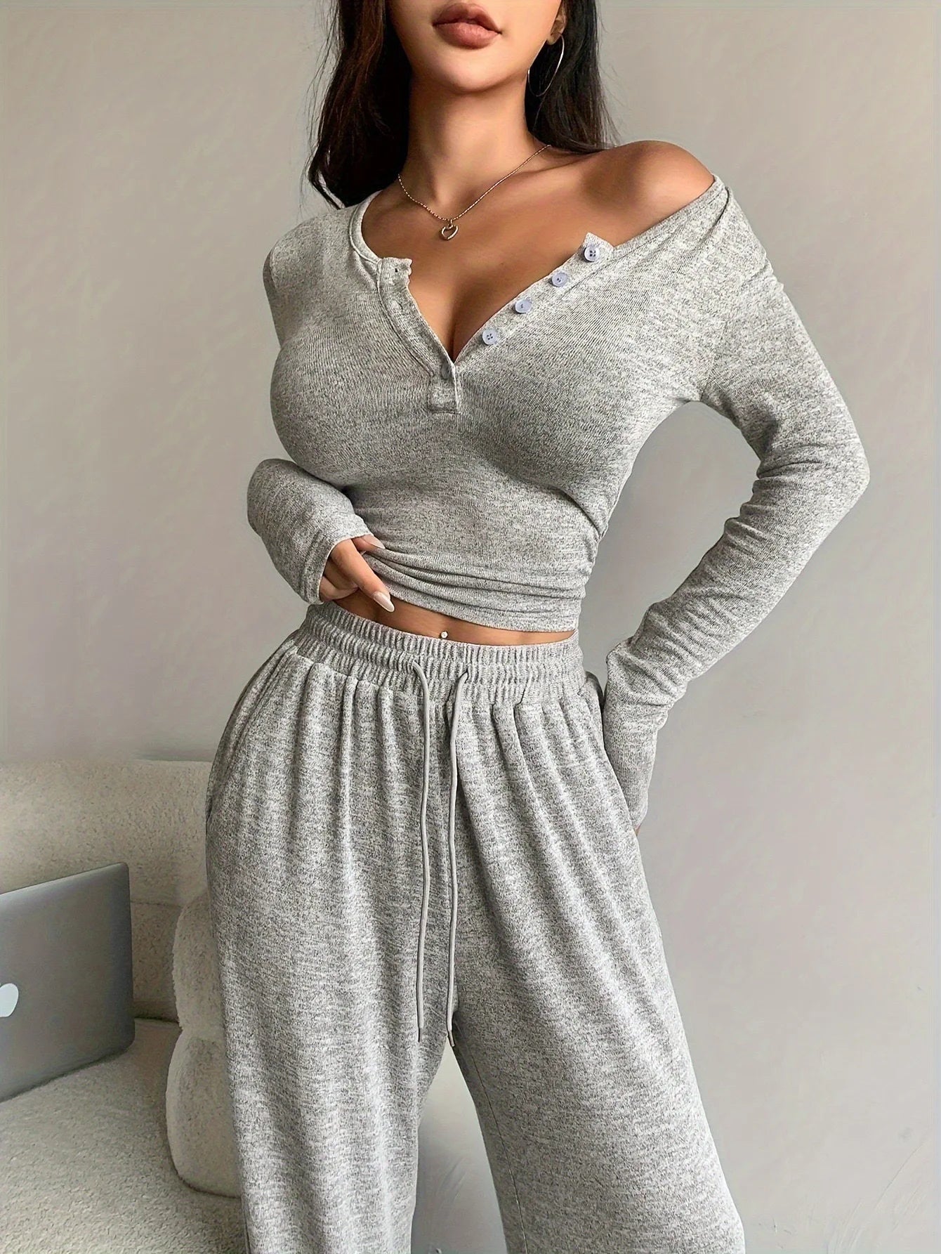 Homewear | Nauwsluitende pyjama met V-hals en lange broek 3