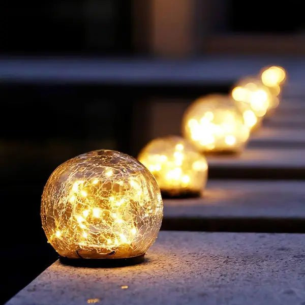 Ixie | Glazen bol op zonne-energie met gebarsten structuur 4