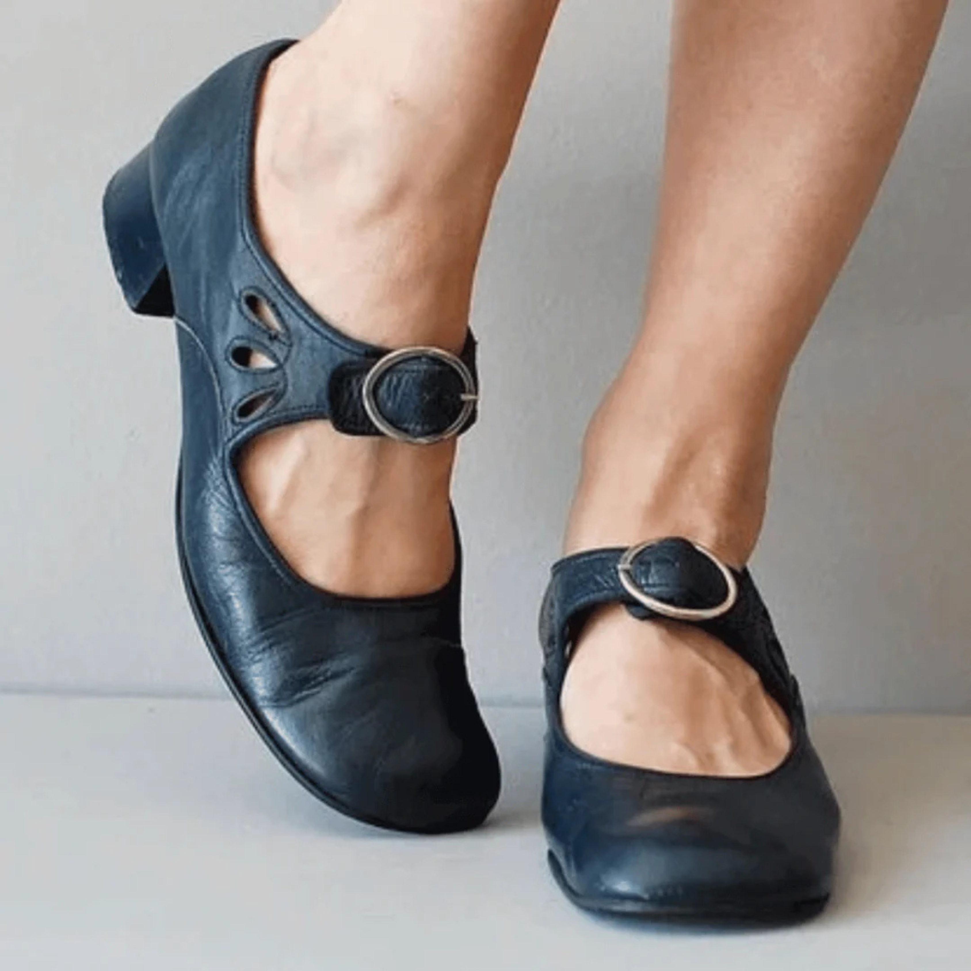 Klassieke Damesschoenen Met Klein Hakje | Navando