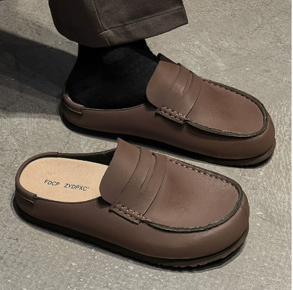 Comfortabele donkerbruineopen hiel loafers voor heren met minimalistisch design en instapmodel