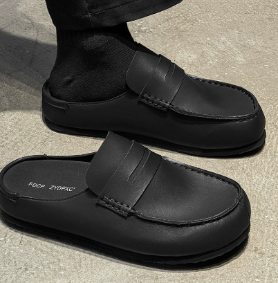 Comfortabele zwarte open hiel loafers voor heren met minimalistisch design en instapmodel