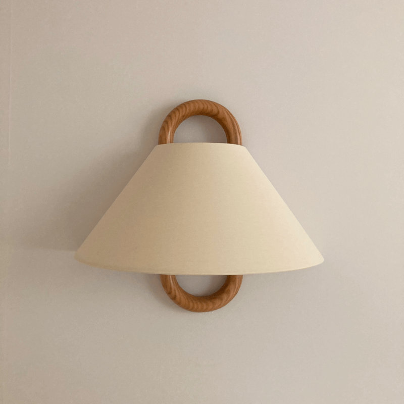 Moderne wandlamp | Massief houten armatuur met stoffen lampenkap 11