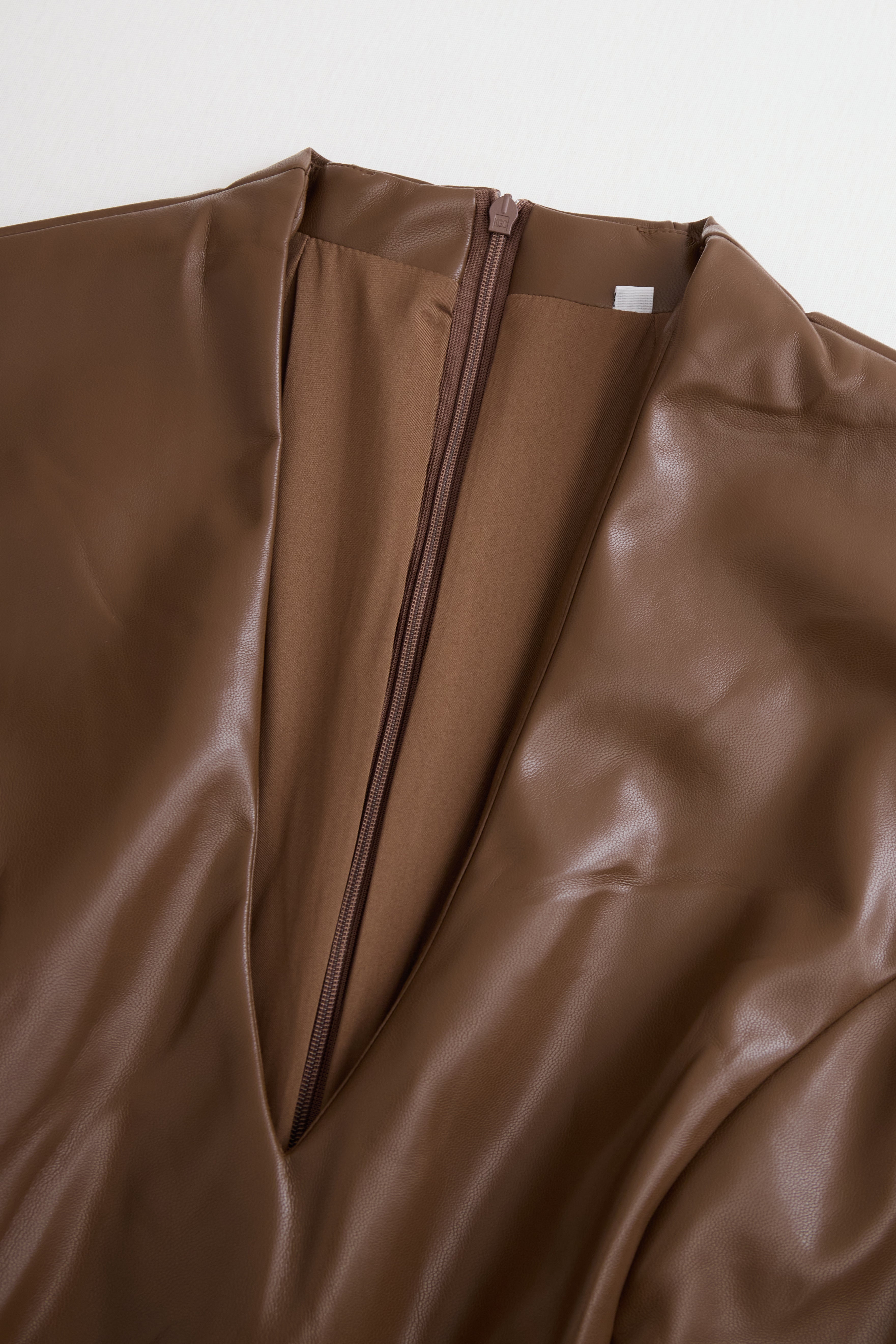 Mooyius | Faux leather bodycon jurk met V-hals 5