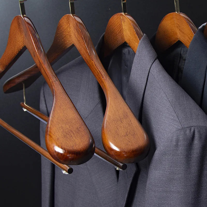 Navando | Brede Houten Kleerhanger Voor Jasjes