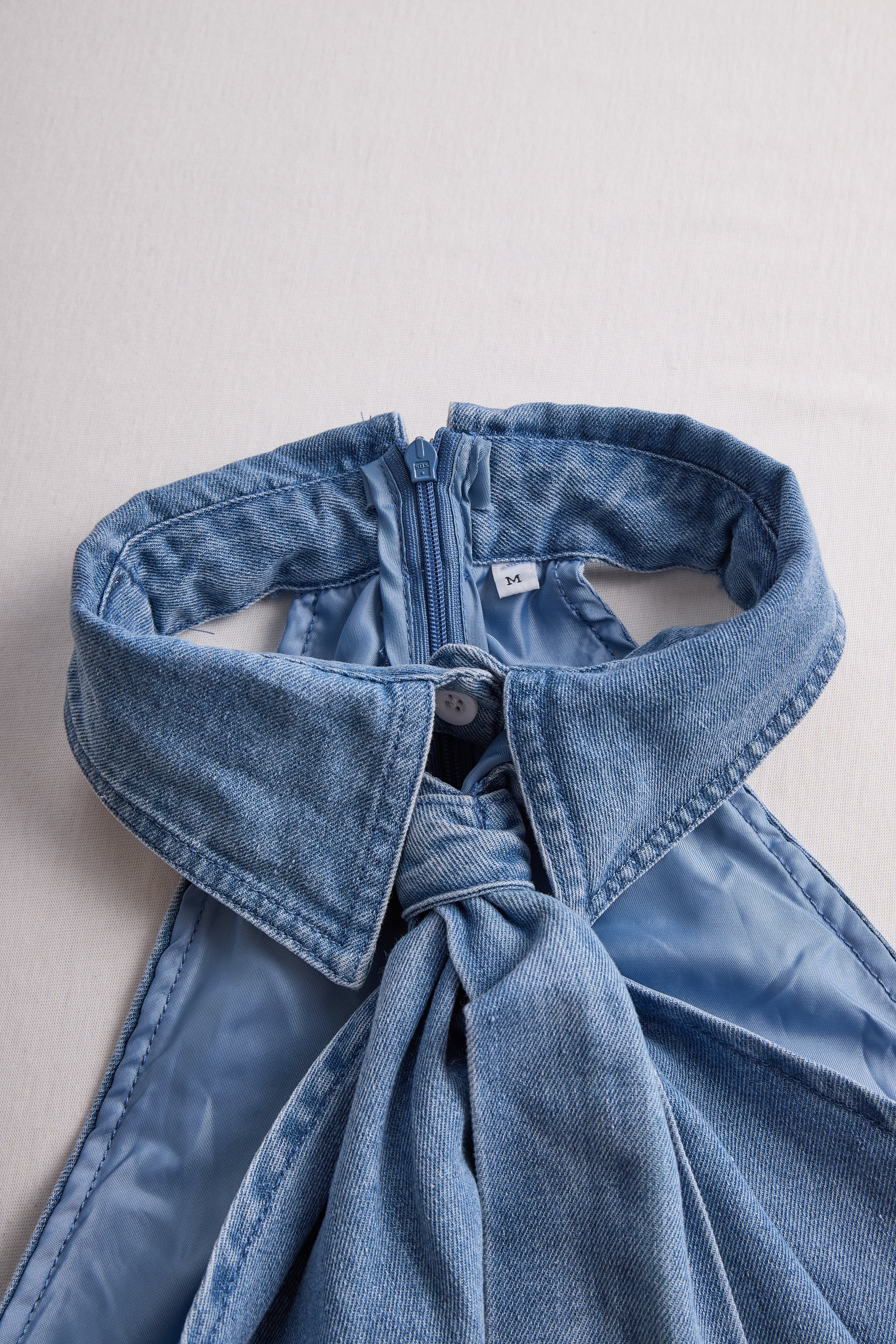 Navando | Mouwloze Halter Blouse Met Strikdetail