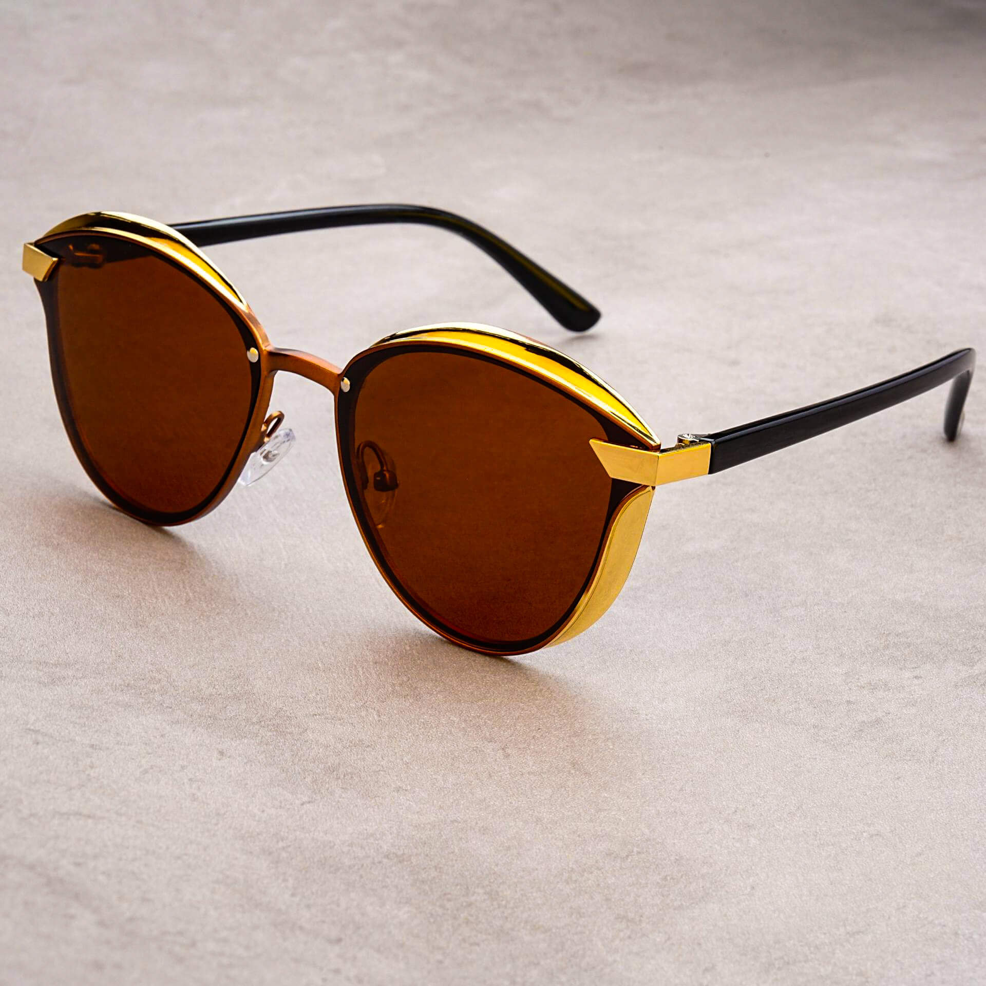 Navando | Oversized Ronde Zonnebril Met Gouden Details