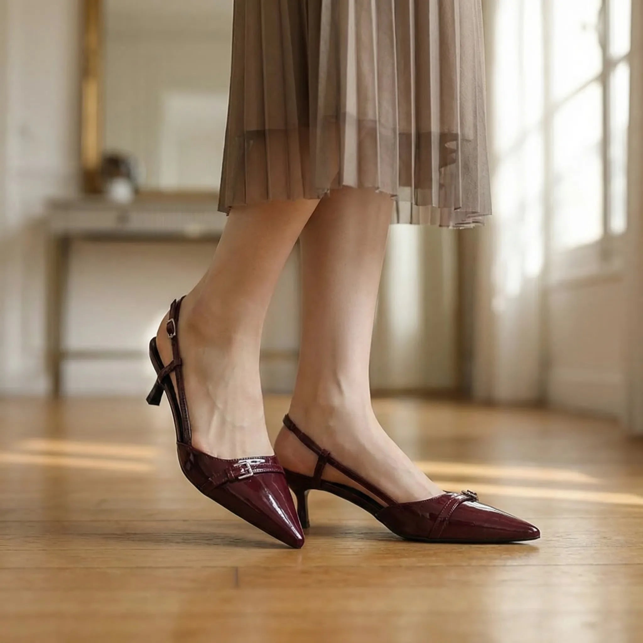 Navando | Puntige Slingback Met Kitten Hak