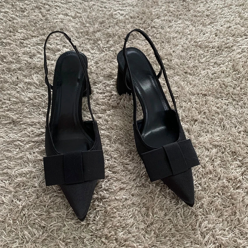 Navando | Spitse Pump Met Vlinderstrikdetail