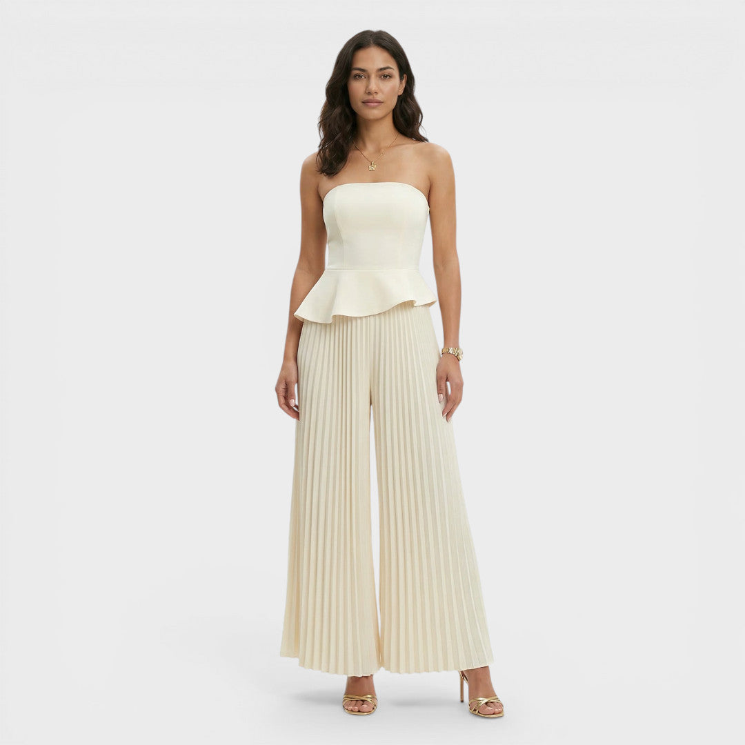 Onbekend | Lange zwarte jumpsuit met bandeau-halslijn en wijde pijpen 0