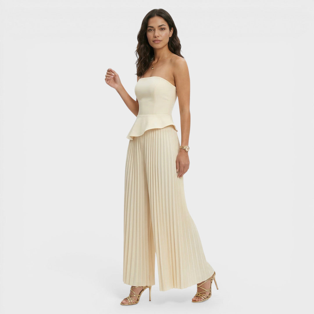 Onbekend | Lange zwarte jumpsuit met bandeau-halslijn en wijde pijpen 1