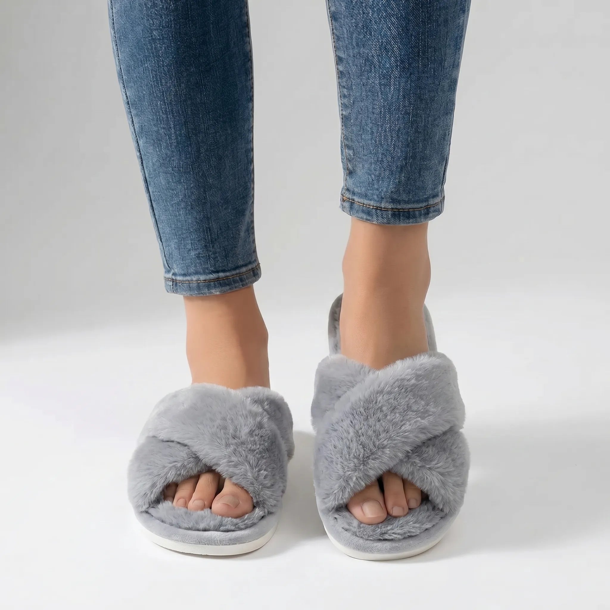 Pluizige Open-Teen Pantoffels Met Kruisband | Navando 