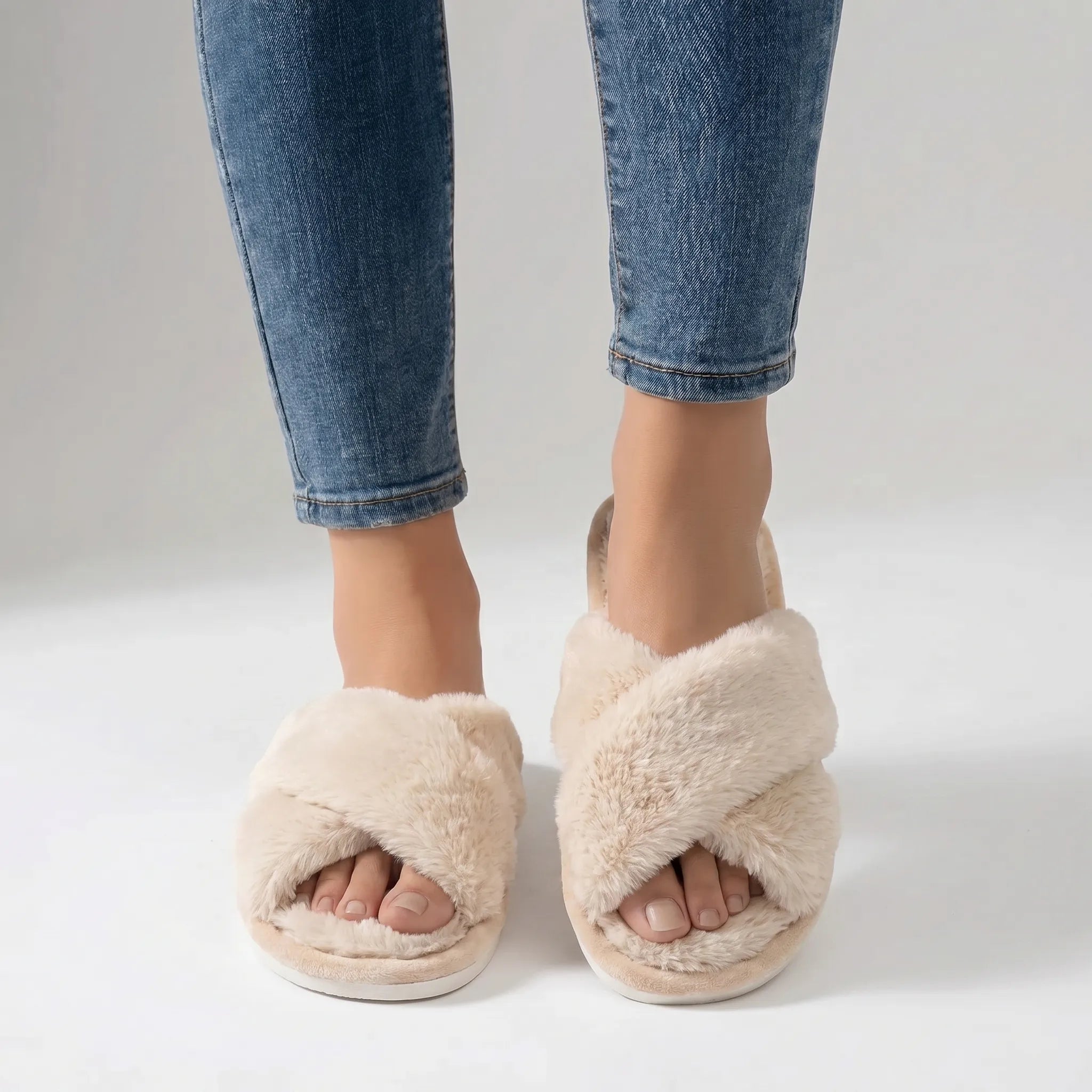 Pluizige Open-Teen Pantoffels Met Kruisband | Navando 