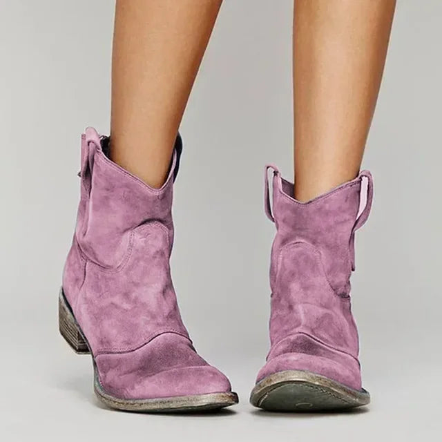 Stilvolle, vom Westen inspirierte Stiefeletten für trendbewusste Frauen