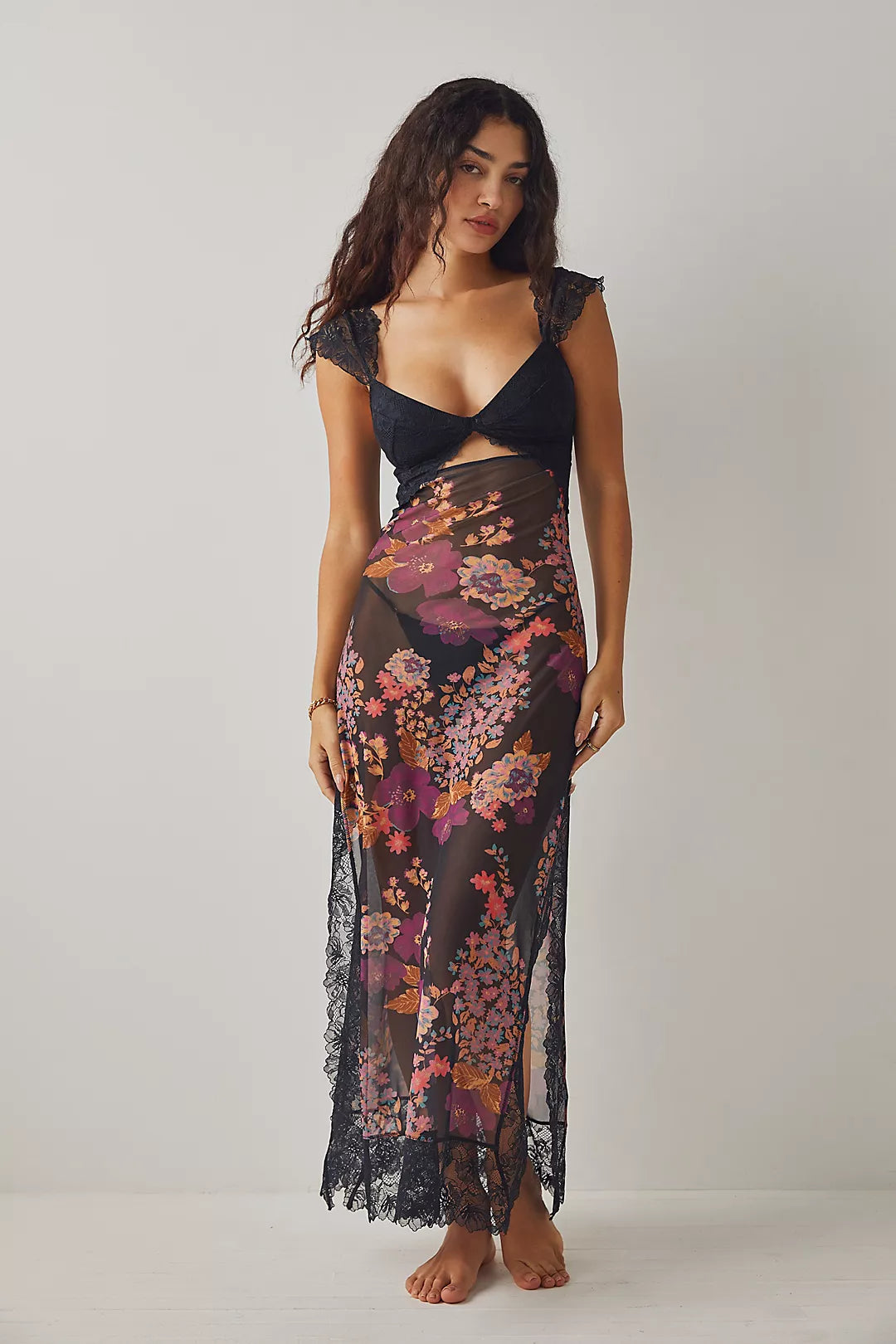 Vivienne | Bloemenprint lange damesjurk met kantaccenten 1