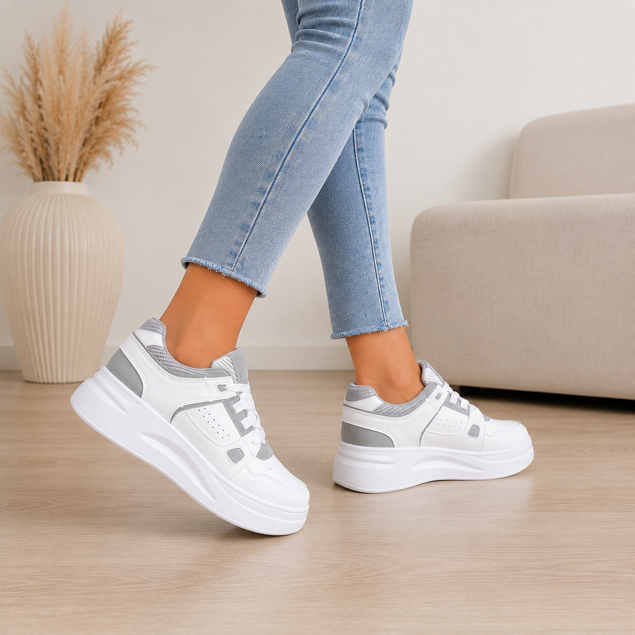 Zijaanzicht van de comfortabele damessneakers met een stabiele zool van Navando.