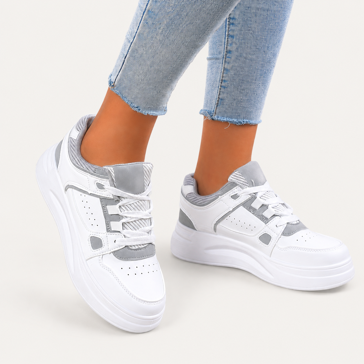 Comfortabele en sportieve witte damessneakers met veters van Navando.