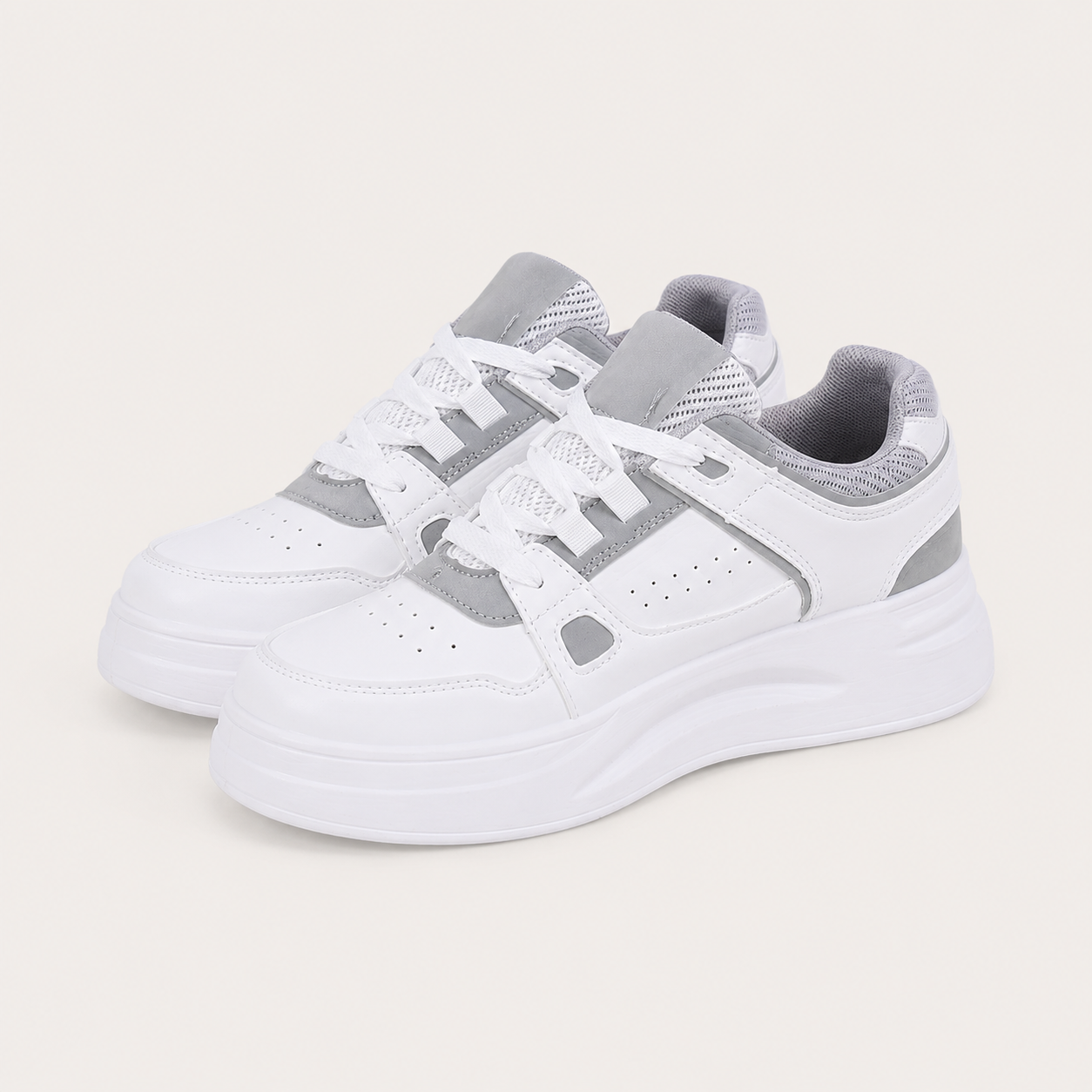 Witte sneakers voor dames met grijze details en veters van Navando.