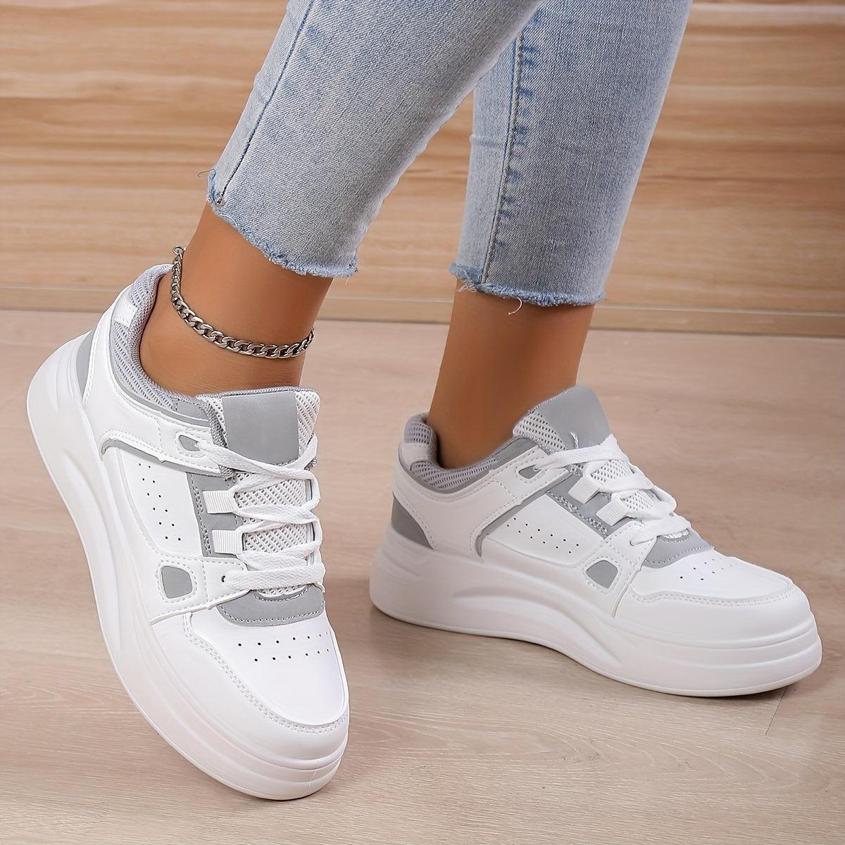 Antislip sneakers voor dames in het wit met lichtgrijze details van Navando.